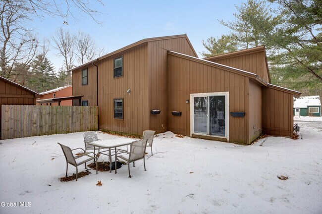 Foto del edificio - 9 Wake Robin Rd