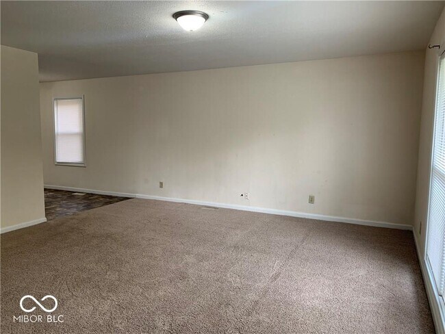 Foto del edificio - 8106 Laughlin Dr