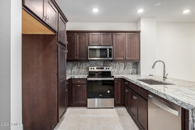 Building Photo - 2121 W Sonoran Desert Dr