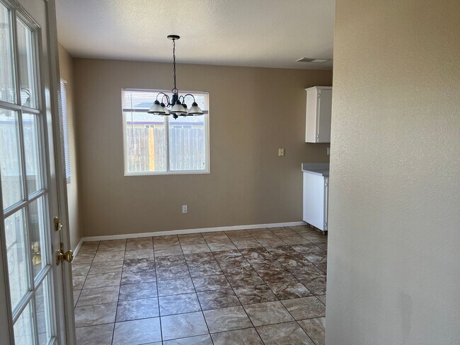 Foto del edificio - 2152 W. MARTINHO 4 BEDROOM 2 BATHROOM HOME...