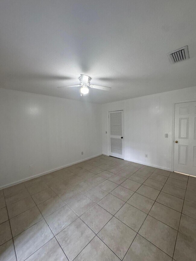 Building Photo - 459 Glenwood Dr