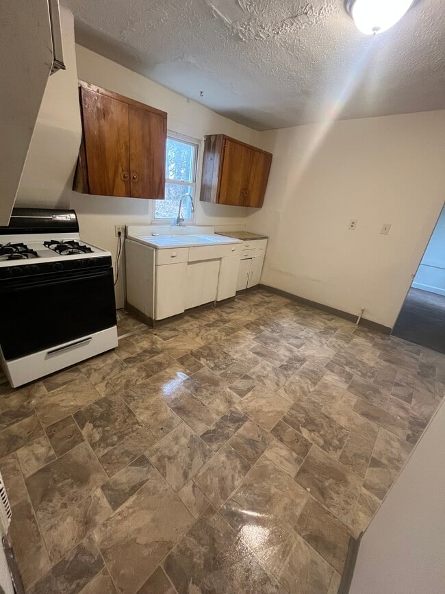 Building Photo - 26 Christie St