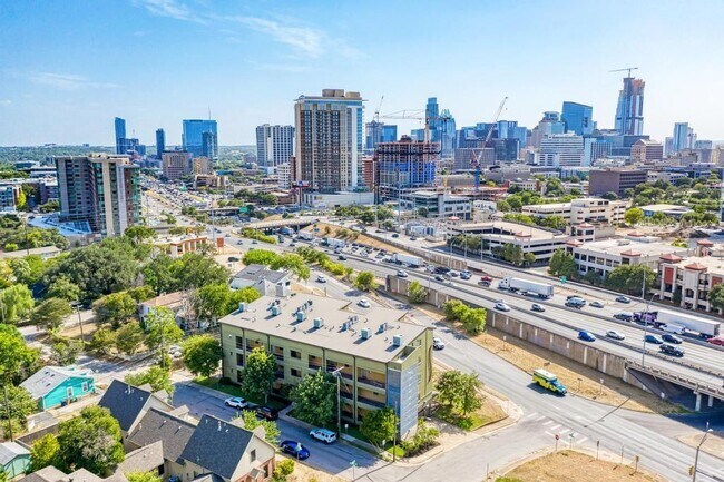 Building Photo - 807 E 14th St