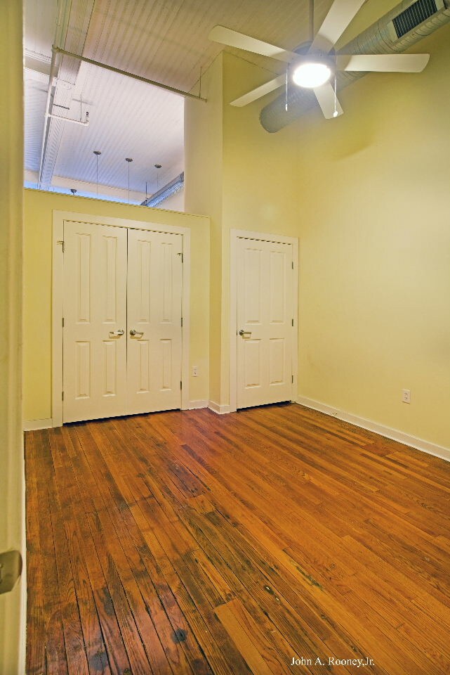 Building Photo - 133 N Sycamore St