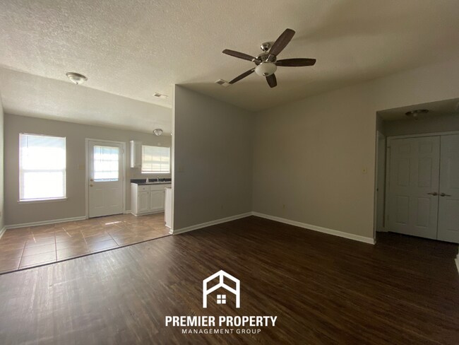 Foto del edificio - Charming 3BR/2BA Memphis Home with Vaulted Ceilings & Hardwood Floors!