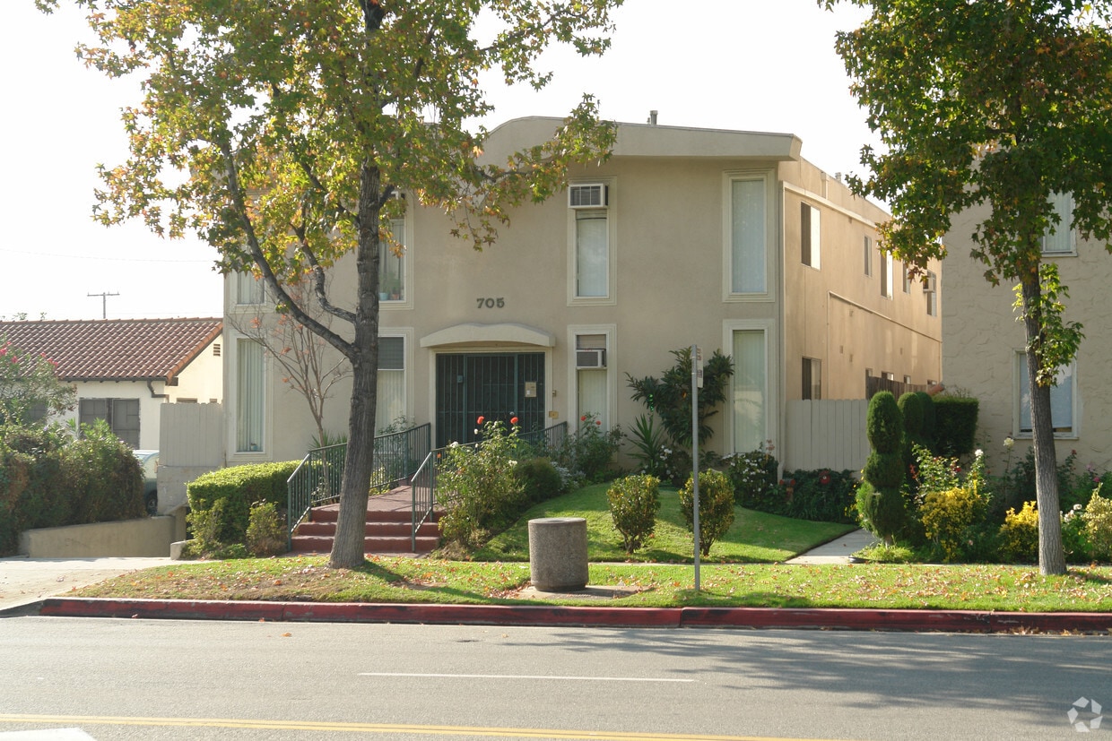 Building Photo - 705 S Chevy Chase Dr