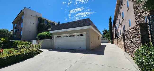 Building Photo - Sherman Oaks- 2 Bed 3 Bath Townhome - Atta...