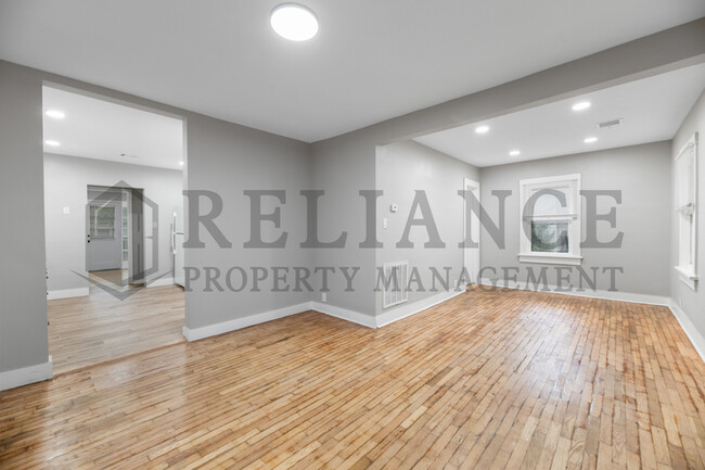 Building Photo - 119 S Custer Ave