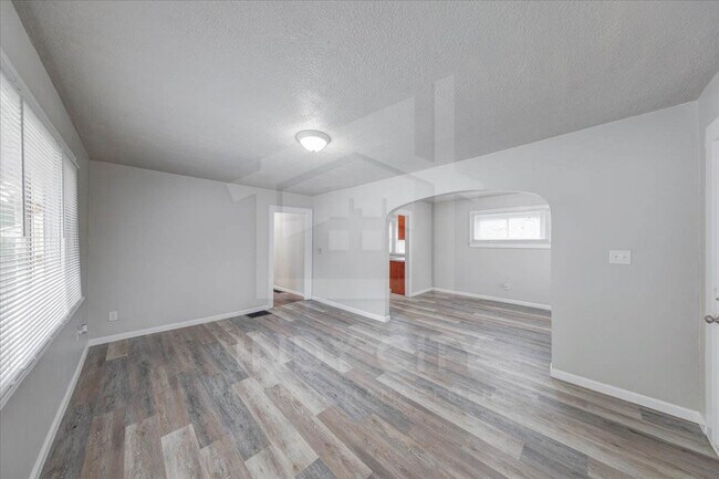 Building Photo - 919 N Bradley Ave