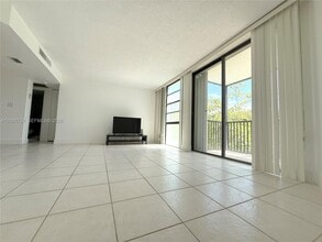 Building Photo - 3475 N Country Club Dr