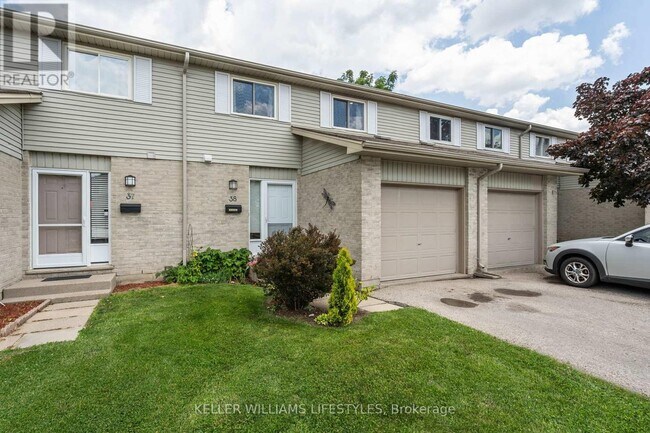 Building Photo - Gorgeous 3 Bedroom Townhome in Cleardale! ...