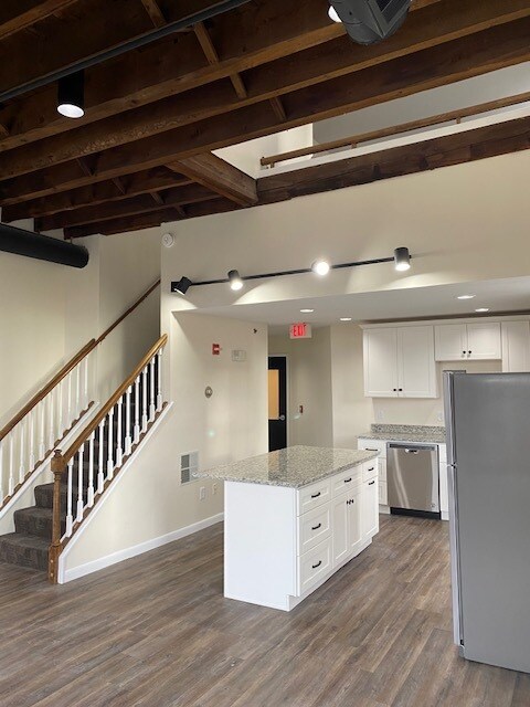 Building Photo - 1181 Elm St