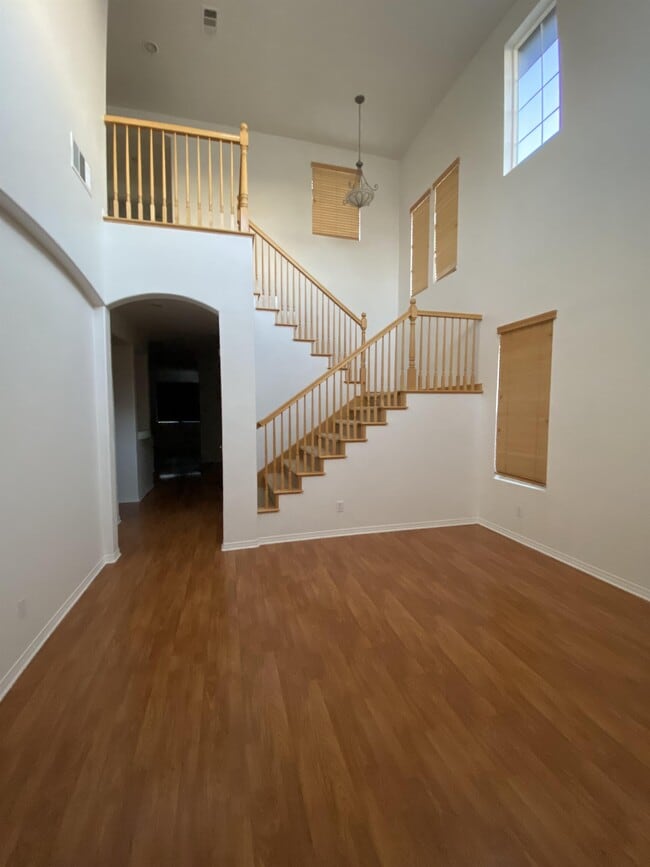 Building Photo - 4350 Club Vista Dr