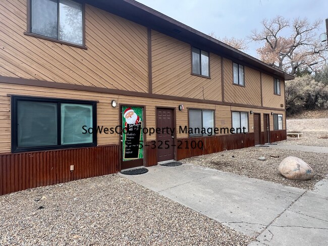 Foto del edificio - Newer flooring & Paint; 2 Bedroom 1.5 Bath...