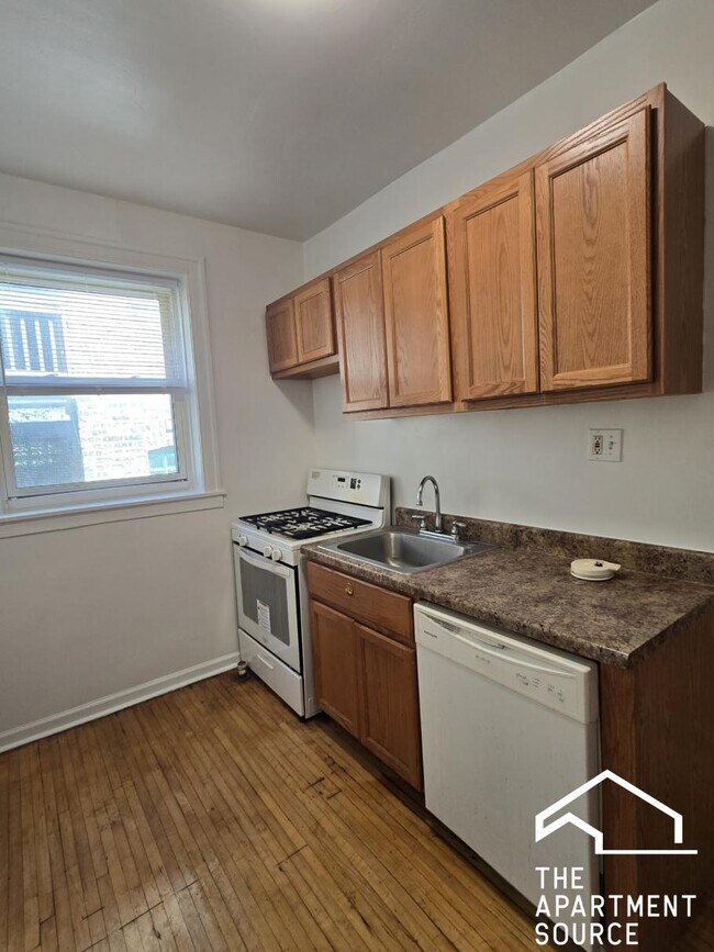 Foto del edificio - 1366 W Estes Ave