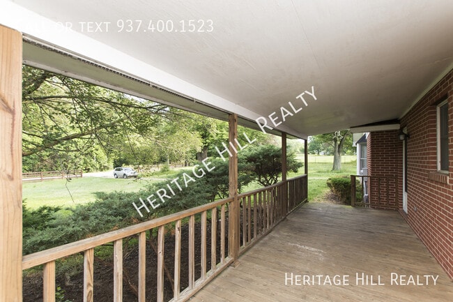 Building Photo - 4 bedroom, 3 full bath home in Sugarcreek ...