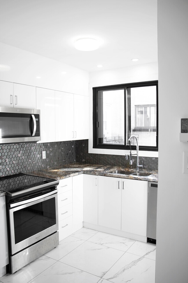 Building Photo - 5480 Av Coronation