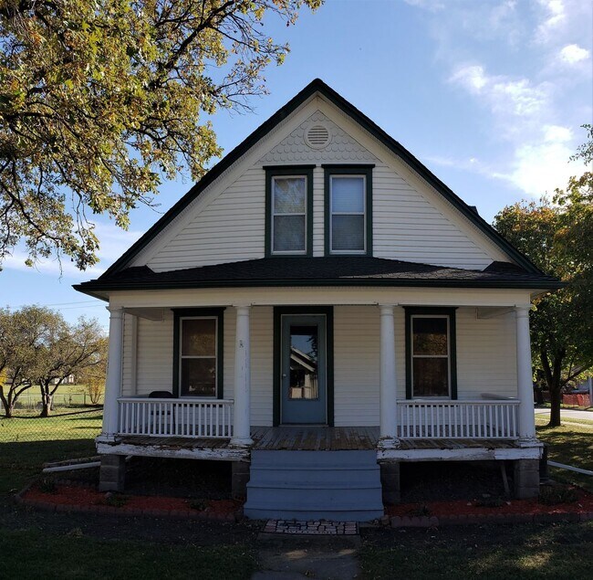 Building Photo - Beautifully Remodeled 3 Bedroom