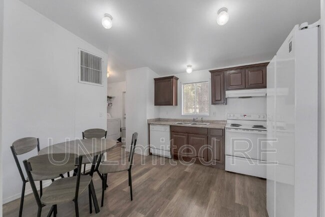 Building Photo - 766 E Zuni Dr