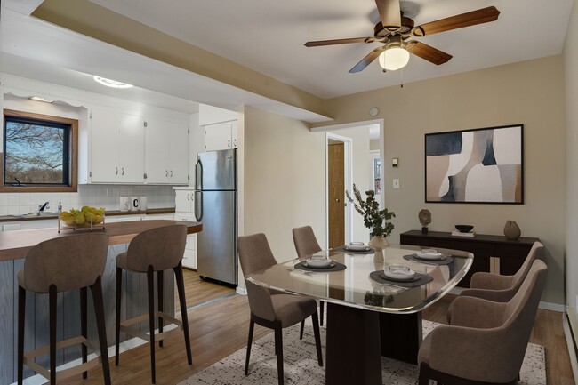 Building Photo - 526 8th Ave S