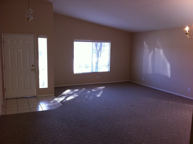 Foto del edificio - 3 BEDROOM HOME NEAR EAGLE RANCH COMMUNITY ...