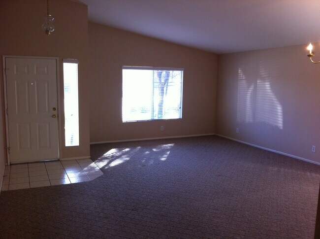 Foto del edificio - 3 BEDROOM HOME NEAR EAGLE RANCH COMMUNITY OFF TOPAZ RD.