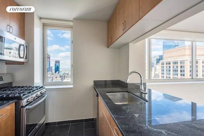 Building Photo - 66 W 38th St
