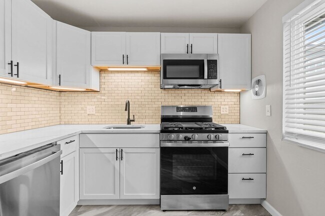 Foto del edificio - Stunning Brick Duplex with private partially finished basement in Kirkwood