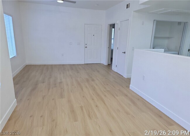 Building Photo - 3400 Cabana Dr