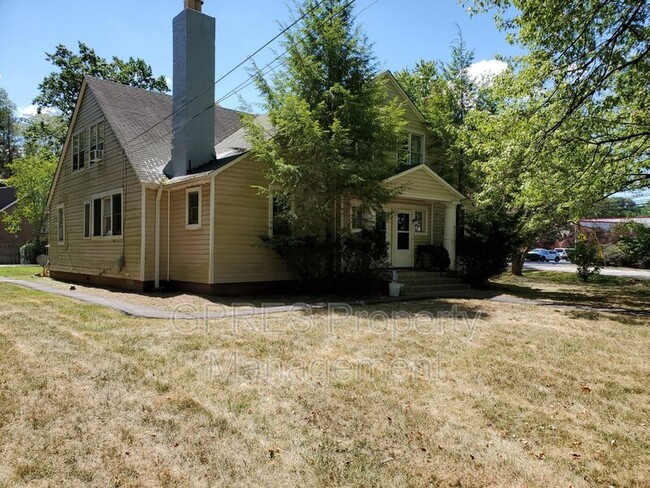 Building Photo - 614-618 Field Club Rd