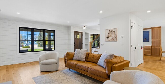 Foto del edificio - Furnished Executive Extended Stay Rental on Old Mission Peninsula