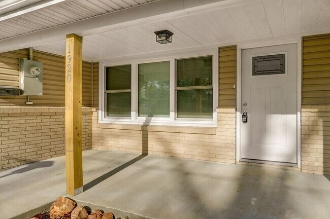 Foto del edificio - 1920 S Mayfair Ave