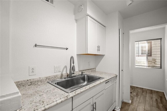 Building Photo - 6803 Woodhue Dr