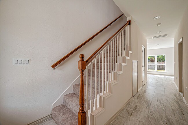 Building Photo - 5530 Hirondel St