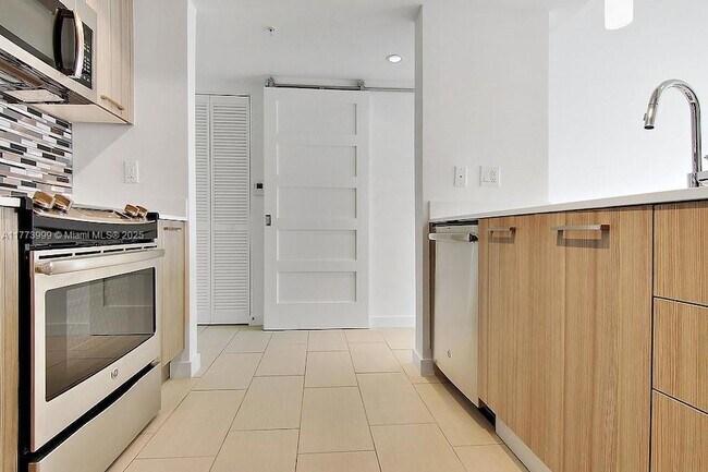 Foto del edificio - 1756 N Bayshore Dr