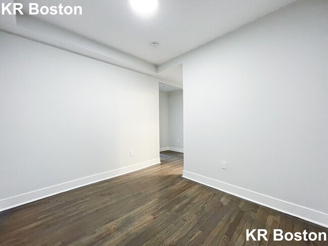 Building Photo - 63 Park Dr