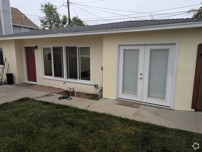 Building Photo - 2417 Gates Ave