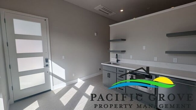 Building Photo - Stylish New Studio with Modern Finishes in Marina