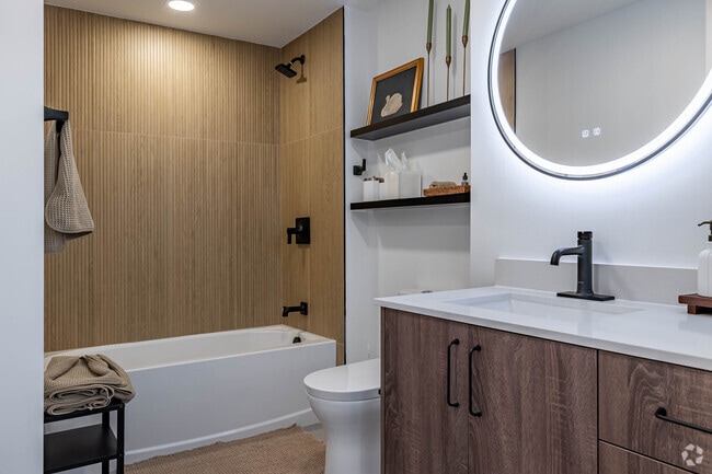 A1 1BR, 1BA - 670SF - Bathroom - Aventura Quattro
