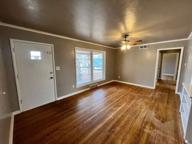 Foto del edificio - Charming 3-Bedroom Home with Vintage Pink ...