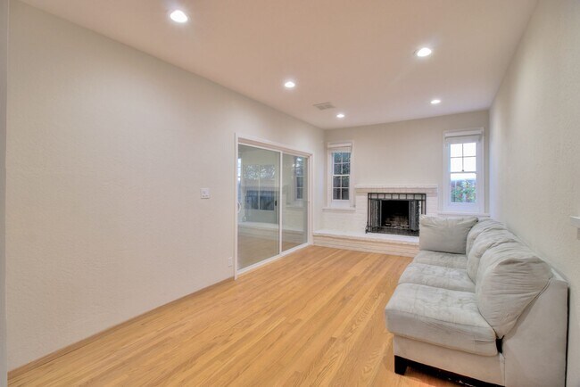 Building Photo - 5023 Country Ln