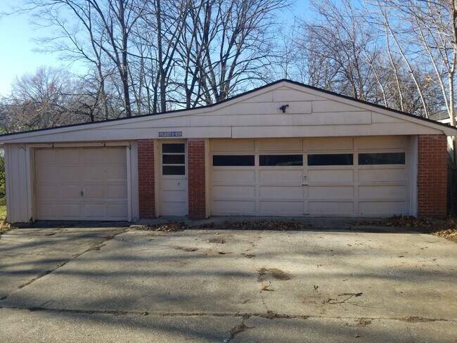 Foto del edificio - 9812 Saturn Dr