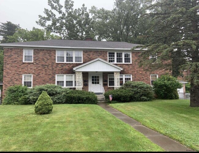 Building Photo - 10 Kensington Ct