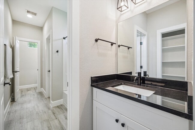 Building Photo - 6730 Knox St