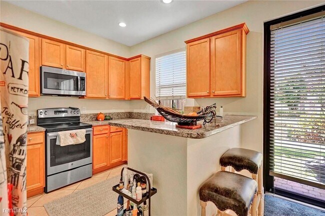 Foto del edificio - 3 br, 2.5 bath Townhome - 821 E Village Cir
