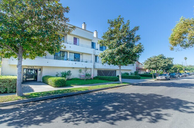 Foto del edificio - 3745 Military Ave
