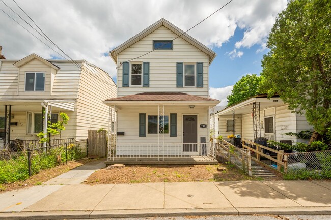 Foto del edificio - Stunning 2 Bedroom home in McKees Rocks Av...