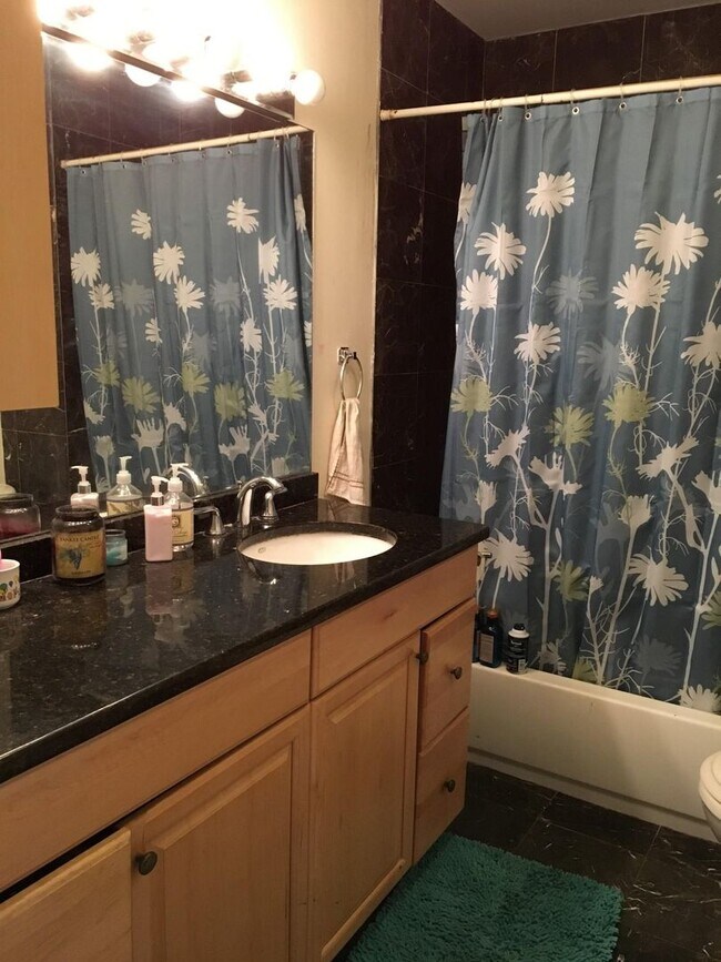 Foto del edificio - 4 Unit in Mission Hill, Eat in Kitchen, Ne...