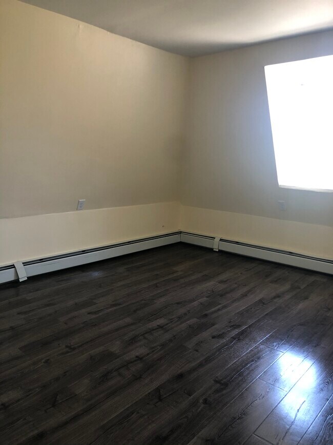 Bedroom 1 - 5 S White St