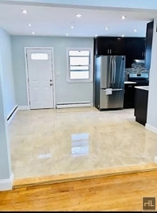 Building Photo - 3 Bed 1 Bath House - Vanderbilt Avenue - P...
